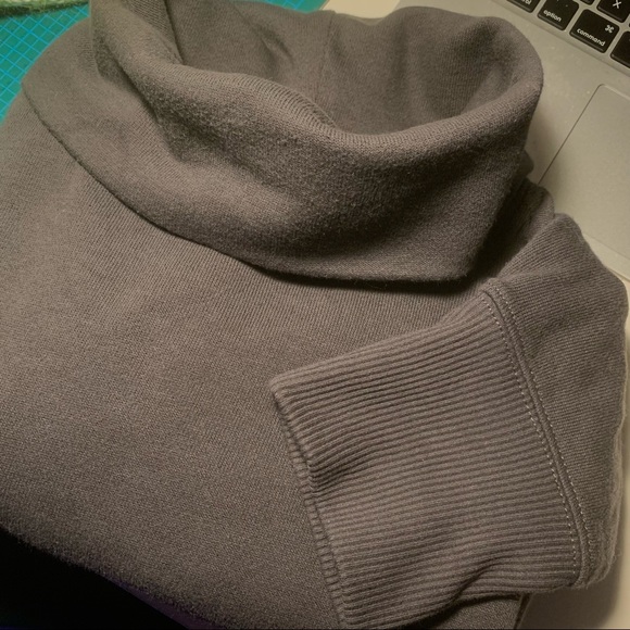 Cropped turtleneck - Picture 2 of 2